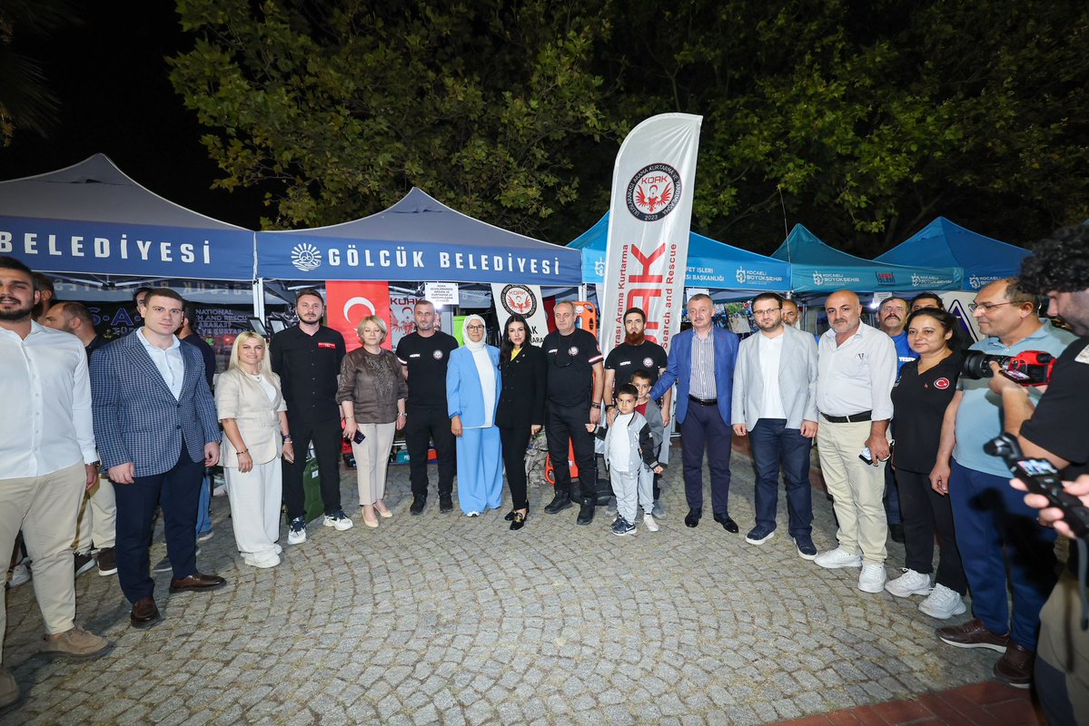 yyaseminozdemir's tweet photo. 📍#Gölcük

@Akparti Genel Başkan Yardımcımız,Çevre ve Şehircilik Politikaları Başkanımız Sayın @AyanNilhan ‘ın teşrifleriyle, 17 Ağustos 1999 Gölcük Depremi’nin 27. yıl dönümünde düzenlenen anma programına katıldık.

17 Ağustos’un acısı hâlâ yüreğimizde…

O gece hayatını kaybeden hemşehrilerimizi ve tüm deprem şehitlerimizi rahmetle yâd ediyorum.

Ruhları şad,mekânları cennet olsun.🤲

Unutmadık, unutmayacağız…

#17Ağustos1999
#Deprem 

@tugbaisikercan 
@AKKADINGM 
@akkadinkocaeli