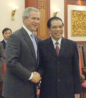 BRAVELEE75's tweet photo. @POTUS @CIA @FBI @US7thFleet @NSAGov Le Kha Phieu, Tan Dung, hired police intelligence VN to assassinate "Le Loi"; SINA security gunned all. Minh Huong for a confrontation before the Politburo. Huong pointed a gun at Phieu's head, Phieu wept, begged for mercy, denied everything https://t.co/opJKye9d4d