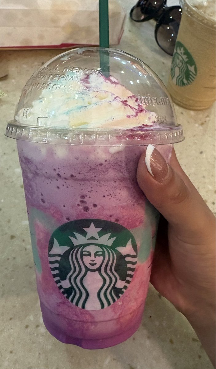 loves_c100's tweet photo. @StarbucksMex cambiaron por completo la bebida 🦄 
Sabe horrible ): https://t.co/uGtUfi3PZi