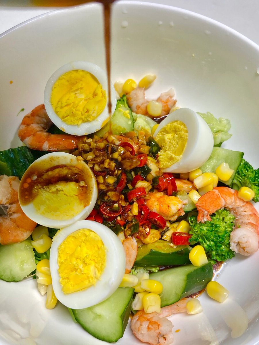 DaphneeNik32428's tweet photo. Quick u0026 tasty 5-minute quinoa veggie bowl: mixed greens, roasted cherry tomatoes, steamed broccoli, a handful of chickpeas, drizzled with lemon-tahini dressing. Perfect post-workout fuel for weight loss! https://t.co/cfWh0ugfcZ