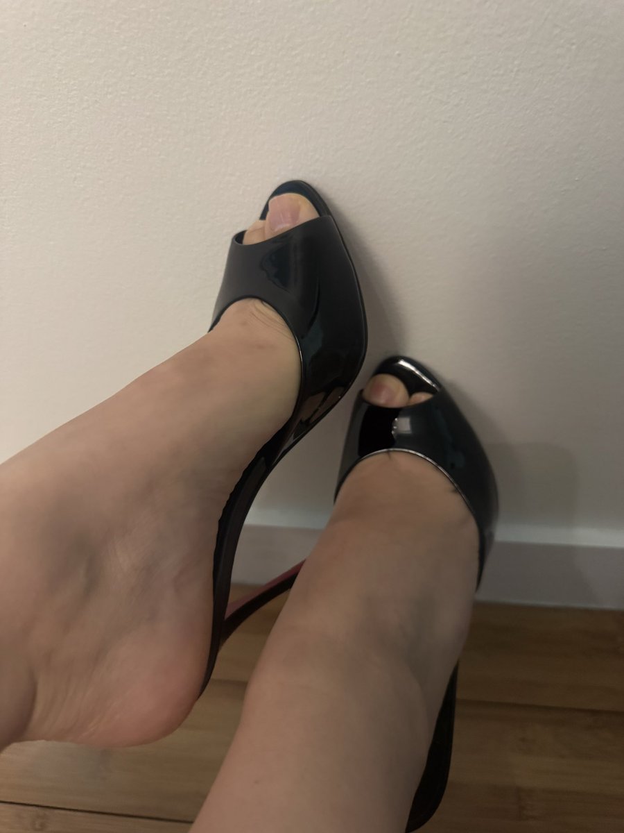 Violetheels's tweet photo. Buy me loubies? #feet #feetfetish https://t.co/Bn6AA6JfEv