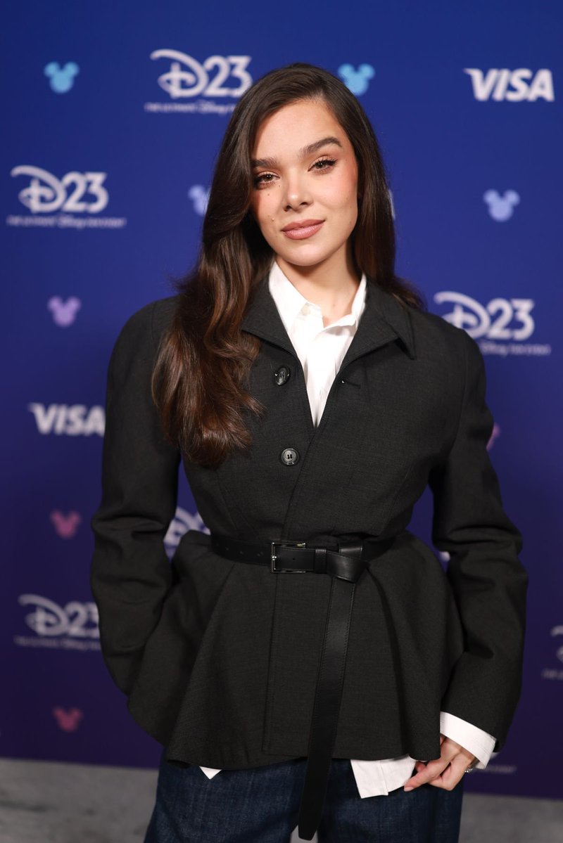 MovieCrazyP's tweet photo. Hailee Steinfeld, voz de Billie Doe en #Hexed / #Hechizo: Bienvenidos a Hexe, en #D23: The Ultimate Disney Fan Event 2026 en Anaheim. https://t.co/QwVfKJcVYE