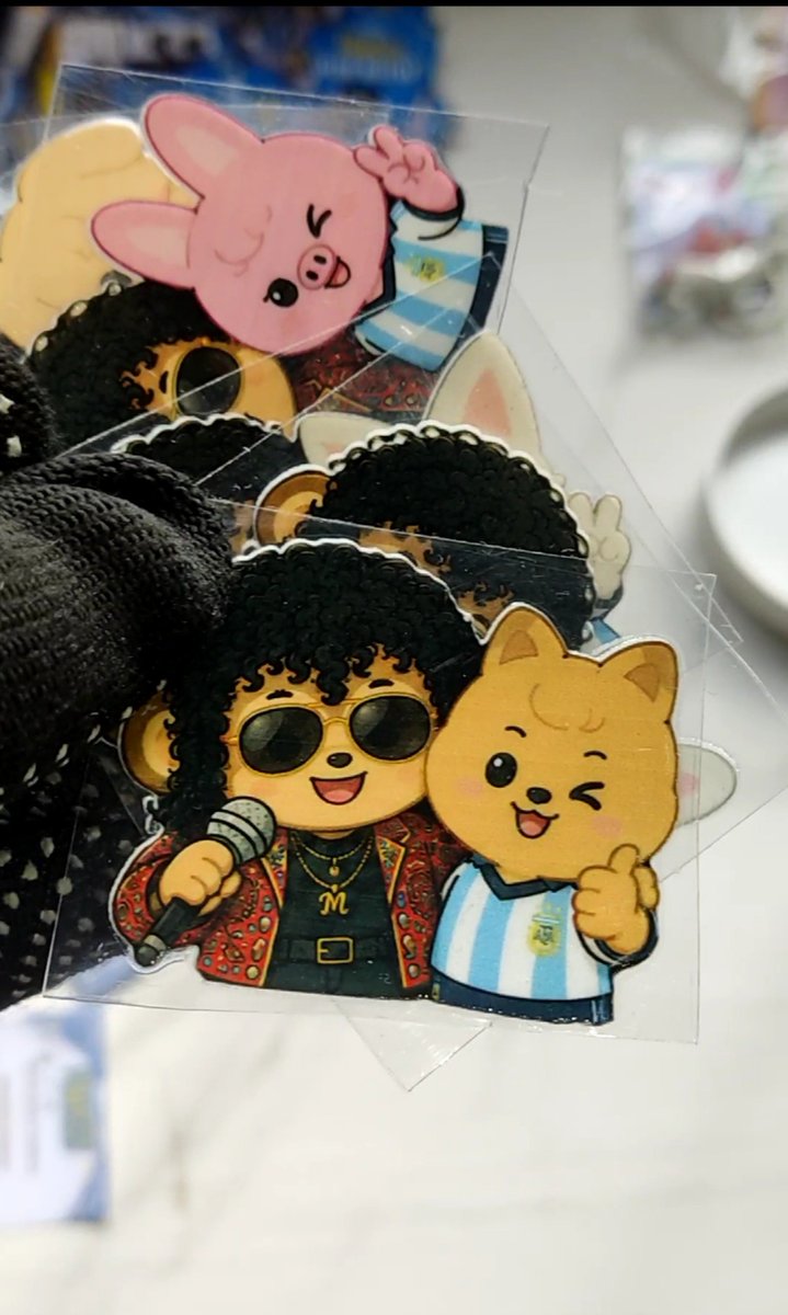 camii_ava's tweet photo. Mireeen lo que son estos stickers con la mona Giménez 🤣🤣🤣 ya tenemos nuestras freebies listas https://t.co/uloxIcXMfC