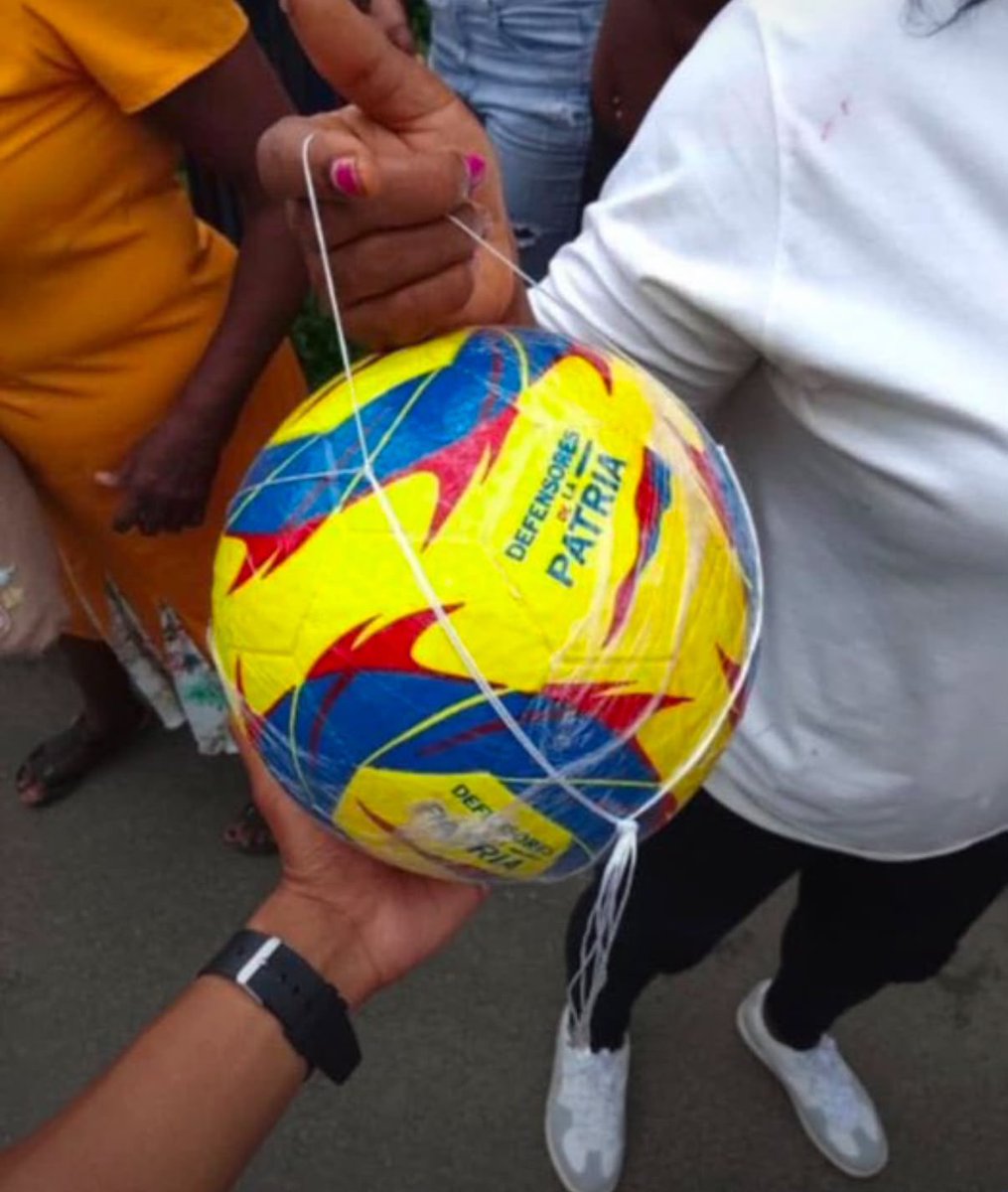 CassiusCIayX's tweet photo. La desconexión del gobierno de Papucho con las víctimas es increíble. La gente necesitando soluciones reales y se les ocurre llegar con balones de fútbol con propaganda política. Ya es el colmo. https://t.co/2g79FK5xOD