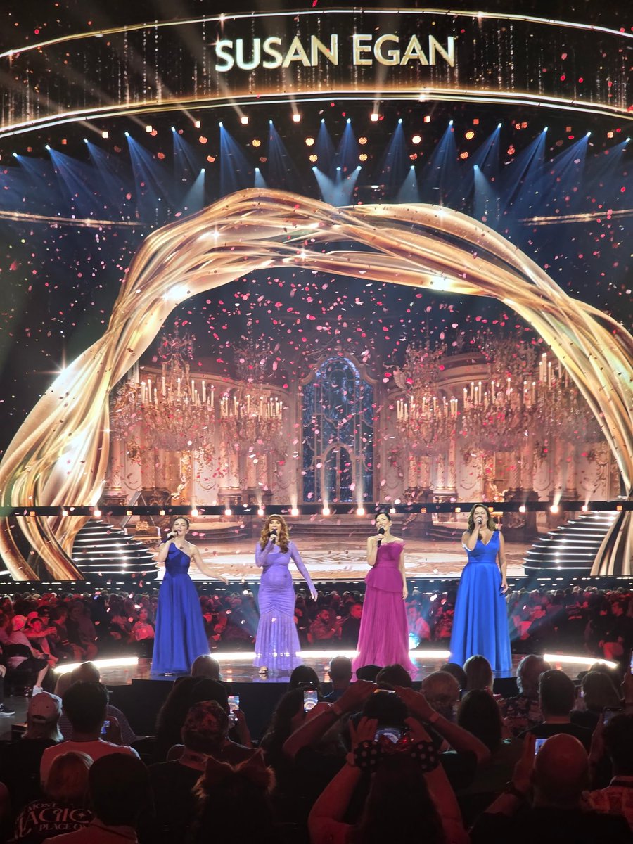 VidaoPantalla's tweet photo. ¡Todas las Bellas de la versión de #Broadway de #BeautyandtheBeast y las grandes de #Katseye homenajean a la nueva #DisneyLegend, la reina Susan Egan!
https://t.co/fPpHIPRhEp
#D23 #D2326 #D32026 #DisneyLegends https://t.co/JEZkTCfRf0