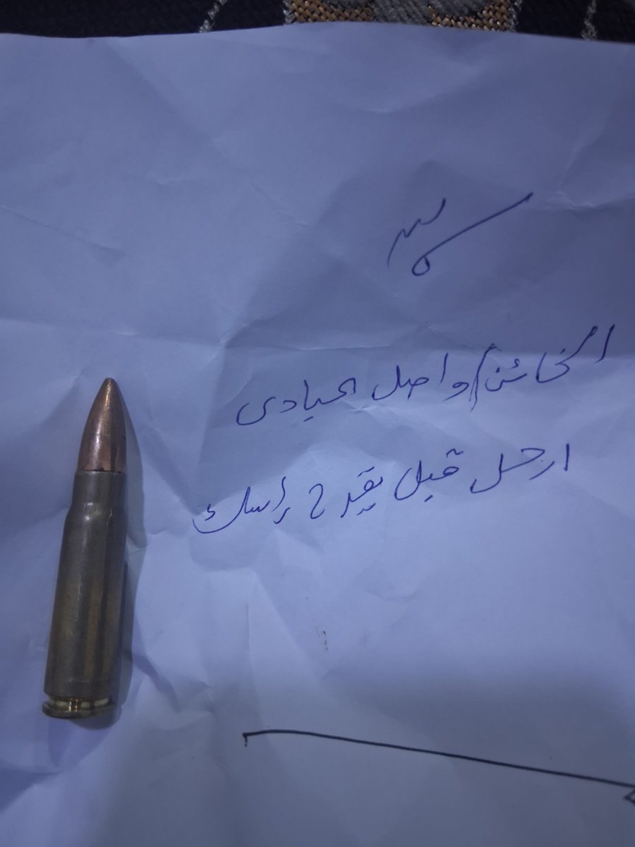 Wasilobd's tweet photo. أنا في وجه الشيخ سلطان العرادة
انا في وجه قبائل مارب والشرفاء فيها 
انا في وجه قبائل اليمن عامه..
حياتي وحياة اسرتي في خطر 

الان وصل أثنين مسلحين ملثمون فوق دباب وطرقو باب بيتي بقوه وتركوا هذه الورقه 👇
 وهربو سريعا، 
اناانسان مسالم كافي خيري شري
ولاأعرف ماهو ذنبي وماذا فعلت؟؟ https://t.co/uQwpi1D6Y7