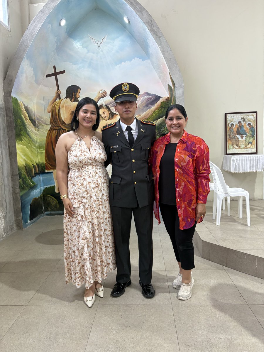 Veronica4494571's tweet photo. Para ellos mi reconocimiento están forjando una carrera de servicio . Éxitos a mis dos jóvenes  de mi comunidad La Esperanza Quevedo https://t.co/erSBbVN4d8