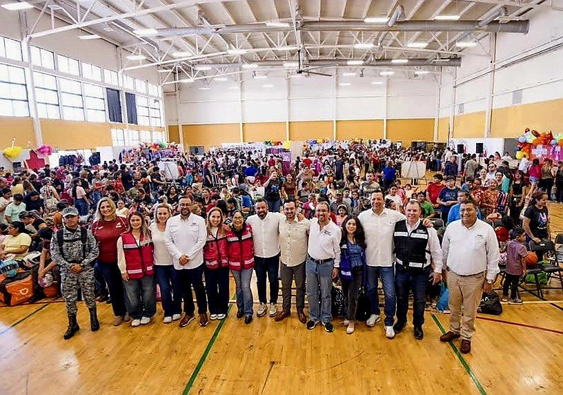 IMTESonora's tweet photo. En el Bazar Escolar 2026 sumamos acciones entre el @gobiernosonora, @DIFSonora y voluntariados para cuidar la economía familiar. ​Llevamos credencialización gratuita de transporte público a quien más lo necesita. 

Seguimos construyendo una mejor movilidad. 🪪 🚌 https://t.co/j4AhOEE6zo