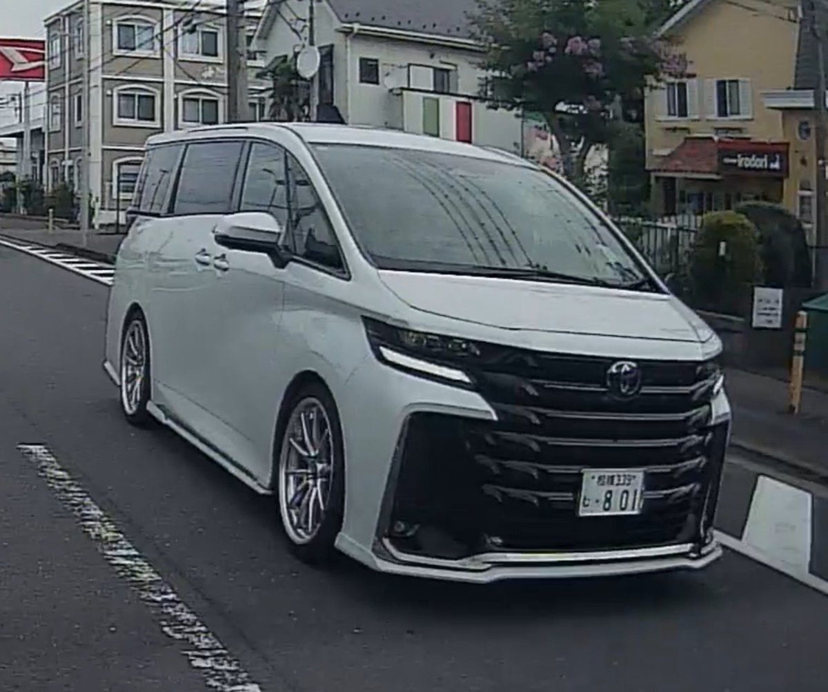 makkiy0129's tweet photo. DQN御用達アルファードの信号無視🚥こういうバカが右直事故起こすんだね┐(´-д-｀)┌ https://t.co/RsB7bNMlDp