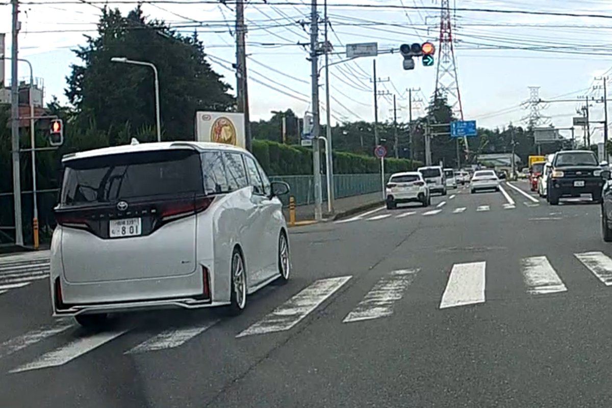 makkiy0129's tweet photo. DQN御用達アルファードの信号無視🚥こういうバカが右直事故起こすんだね┐(´-д-｀)┌ https://t.co/RsB7bNMlDp