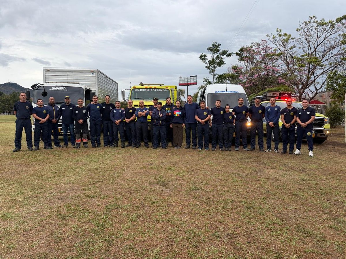 FicoGutierrez's tweet photo. Nuestros héroes regresan a casa😍🚒. 

Después de de días de mucho trabajo en Quibdó, Pereira y Cali, nuestros Bomberos de Medellín culminan su misión.

Estuvieron donde más los necesitaban: recuperaron cuerpos, rescataron personas y mascotas y acompañaron a muchas familias en medio del dolor.

Toda nuestra gratitud y respeto.
Qué orgullo 🇨🇴❤️. 
Los queremos mucho.
