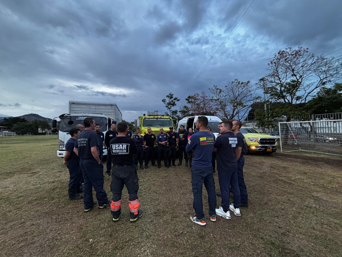 FicoGutierrez's tweet photo. Nuestros héroes regresan a casa😍🚒. 

Después de de días de mucho trabajo en Quibdó, Pereira y Cali, nuestros Bomberos de Medellín culminan su misión.

Estuvieron donde más los necesitaban: recuperaron cuerpos, rescataron personas y mascotas y acompañaron a muchas familias en medio del dolor.

Toda nuestra gratitud y respeto.
Qué orgullo 🇨🇴❤️. 
Los queremos mucho.