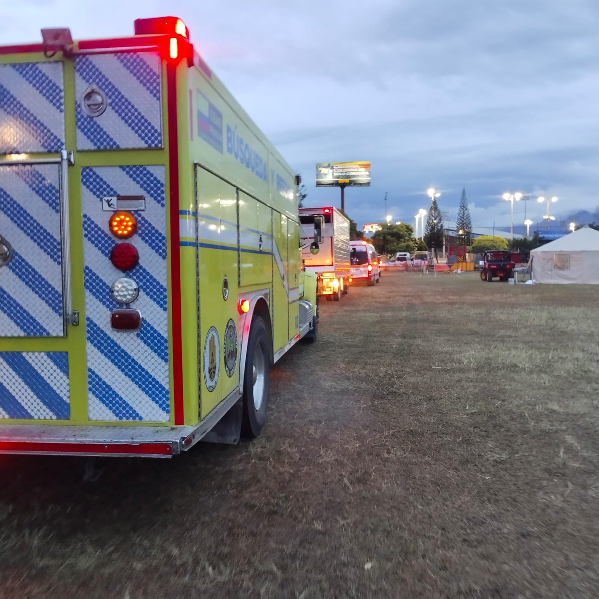 FicoGutierrez's tweet photo. Nuestros héroes regresan a casa😍🚒. 

Después de de días de mucho trabajo en Quibdó, Pereira y Cali, nuestros Bomberos de Medellín culminan su misión.

Estuvieron donde más los necesitaban: recuperaron cuerpos, rescataron personas y mascotas y acompañaron a muchas familias en medio del dolor.

Toda nuestra gratitud y respeto.
Qué orgullo 🇨🇴❤️. 
Los queremos mucho.