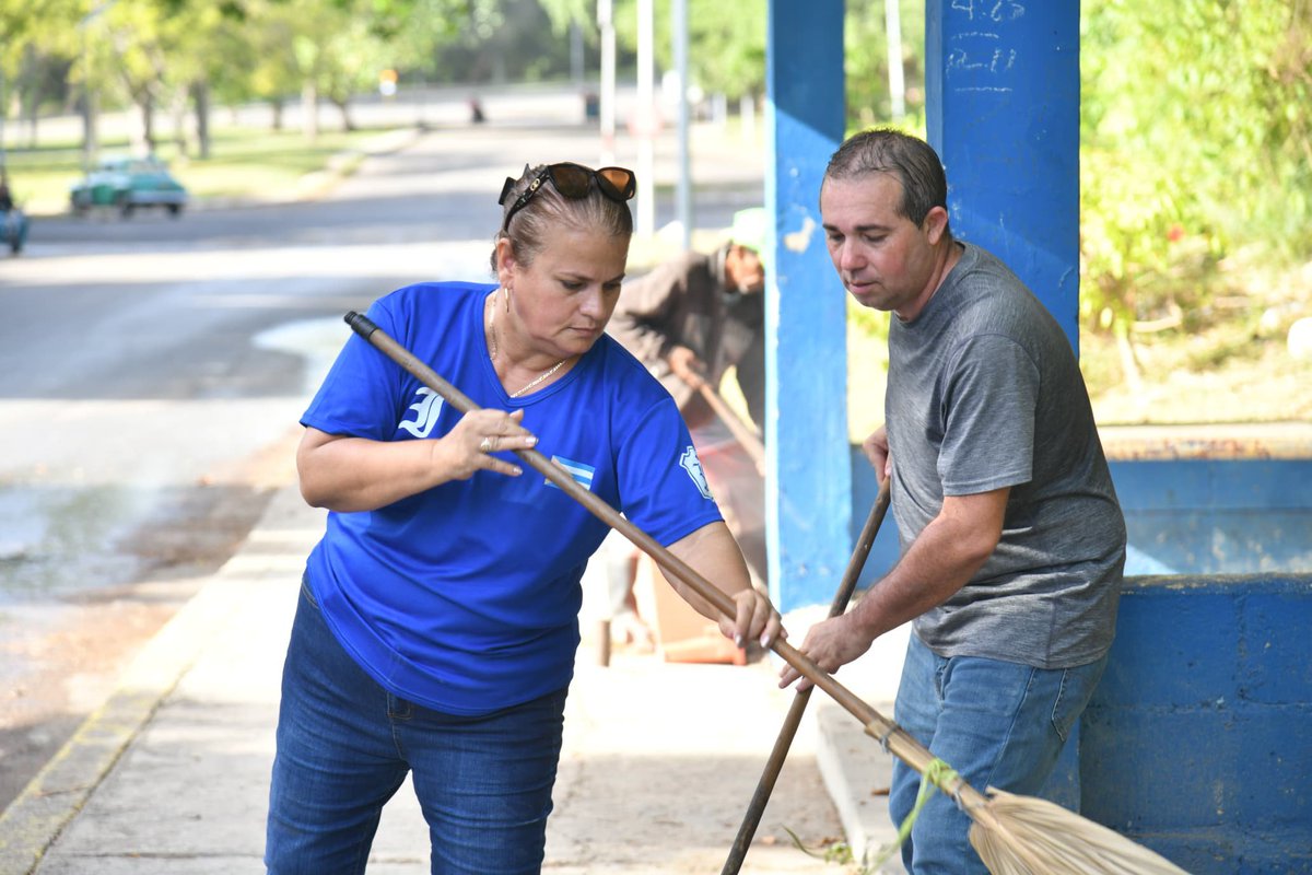 MayraArevich's tweet photo. Hoy, en el Aniversario 101 del Primer Partido Comunista de Cuba, realizamos jornada de trabajo voluntario en Plaza de la Revolución. Contribuimos al embellecimiento de nuestra ciudad, honramos el legado de Mella, los principios que guían a nuestro Partido y los #100AñosConFidel. https://t.co/sTcR2LevWI