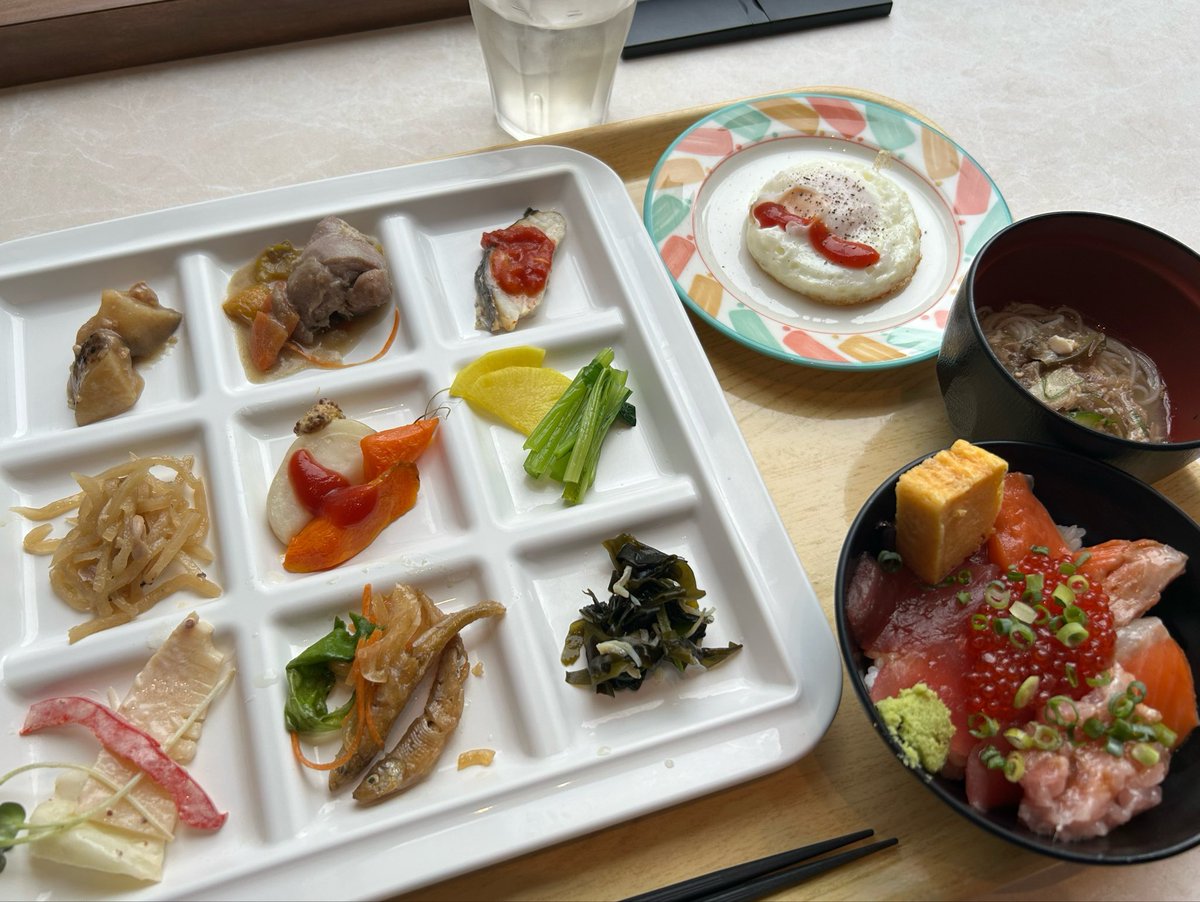 claimaction758's tweet photo. おはようございます、月曜日☀
朝から出勤通学の方、お疲れ様です
コミケの余韻に浸ることなく、再び現実を頑張ってください
なお、私は大好きな秋葉原とヨドバシAkibaを眺めながらの朝食です
C/Oまでのんびり過ごし、名古屋に戻り次第、職場に向かいます!
#月曜日ちゃん
#MondayChan https://t.co/mTSul4dxPd