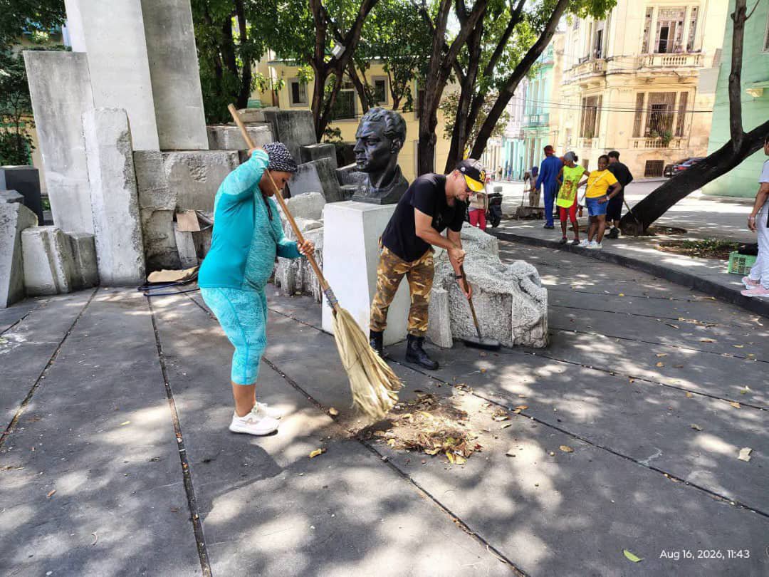 MayraArevich's tweet photo. Hoy, en el Aniversario 101 del Primer Partido Comunista de Cuba, realizamos jornada de trabajo voluntario en Plaza de la Revolución. Contribuimos al embellecimiento de nuestra ciudad, honramos el legado de Mella, los principios que guían a nuestro Partido y los #100AñosConFidel. https://t.co/sTcR2LevWI