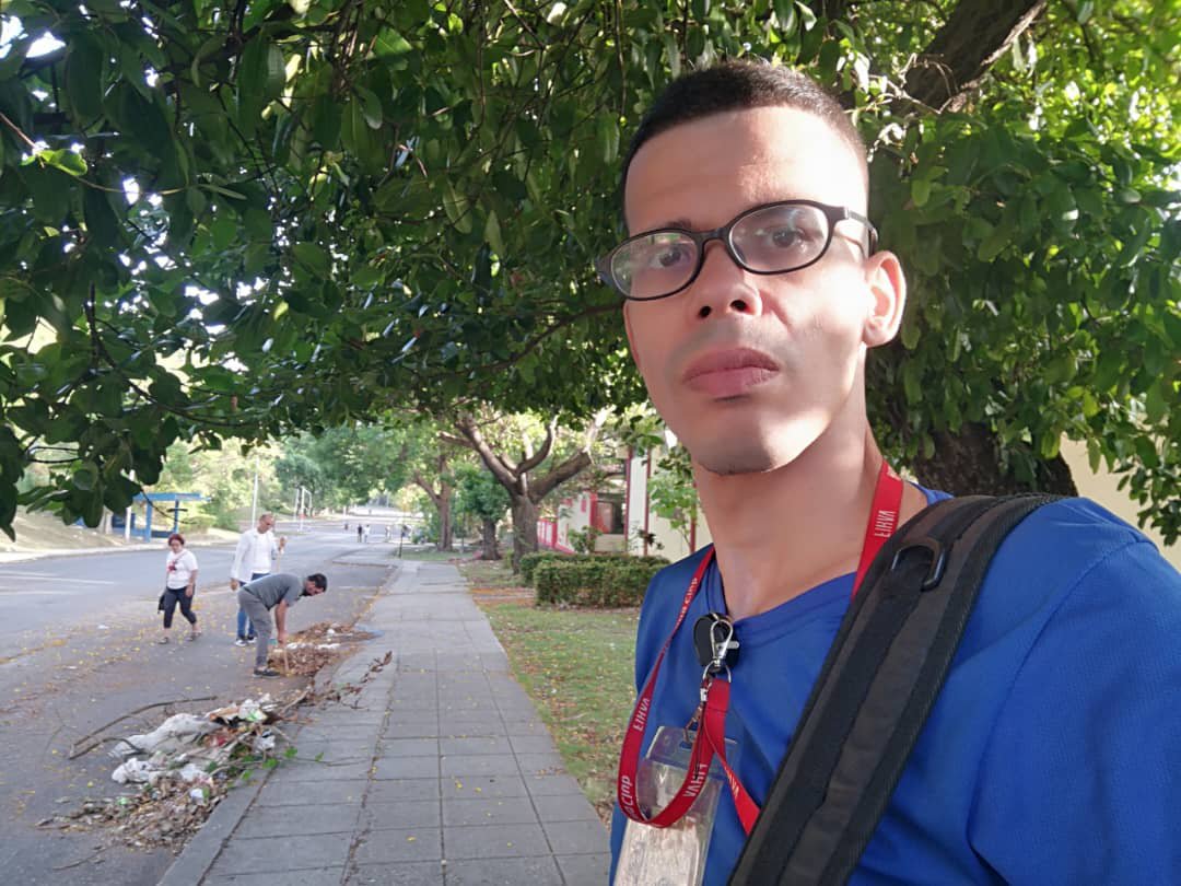 MayraArevich's tweet photo. Hoy, en el Aniversario 101 del Primer Partido Comunista de Cuba, realizamos jornada de trabajo voluntario en Plaza de la Revolución. Contribuimos al embellecimiento de nuestra ciudad, honramos el legado de Mella, los principios que guían a nuestro Partido y los #100AñosConFidel. https://t.co/sTcR2LevWI