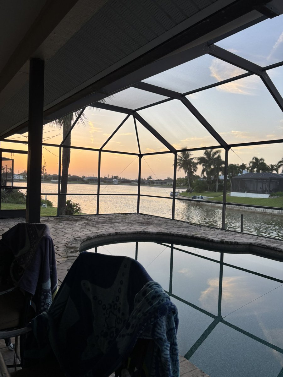 Thesolardude's tweet photo. @diservations @imderekbell @Dylannn_1998 At my house the breeze off the gulf picks up the cool air off my lake and blows a cooler breeze than winds coming out of the other 3 directions.
#DrunkScience https://t.co/tDEiy0qWAc