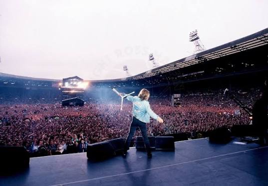 Laura318tt's tweet photo. Bon Jovi at what was probably the most iconic concert in the band's history, held at Wembley Stadium in 1995. https://t.co/at677V6vpH