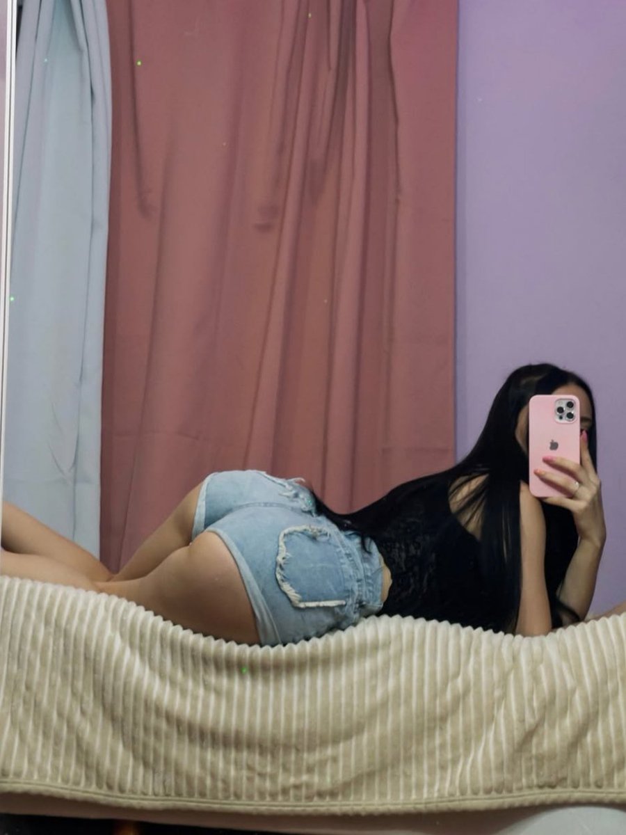 RoxannPonce's tweet photo. Es domingo, estoy aburrida, caliente y sola en mi casa, alguien para arreglar eso? 🥵😏

#chathot  #latina #soltera https://t.co/NpJ1QD0o6i