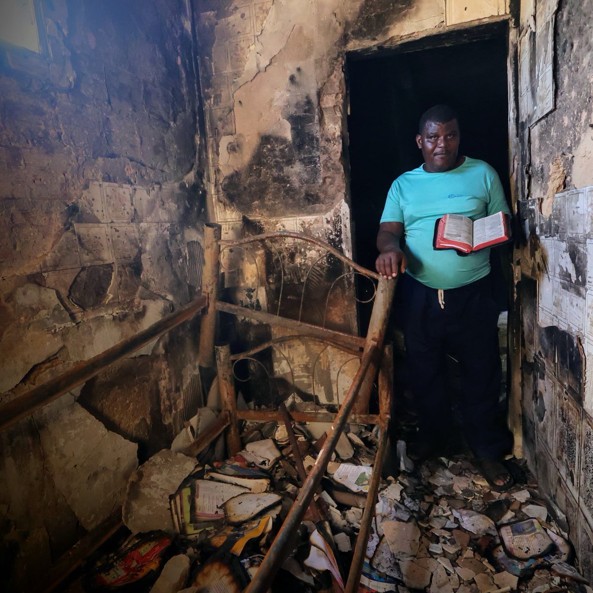 AcervoCharts's tweet photo. Família perde tudo em incêndio, mas bíblia sagrada fica intacta. https://t.co/VdYRUzIbQO