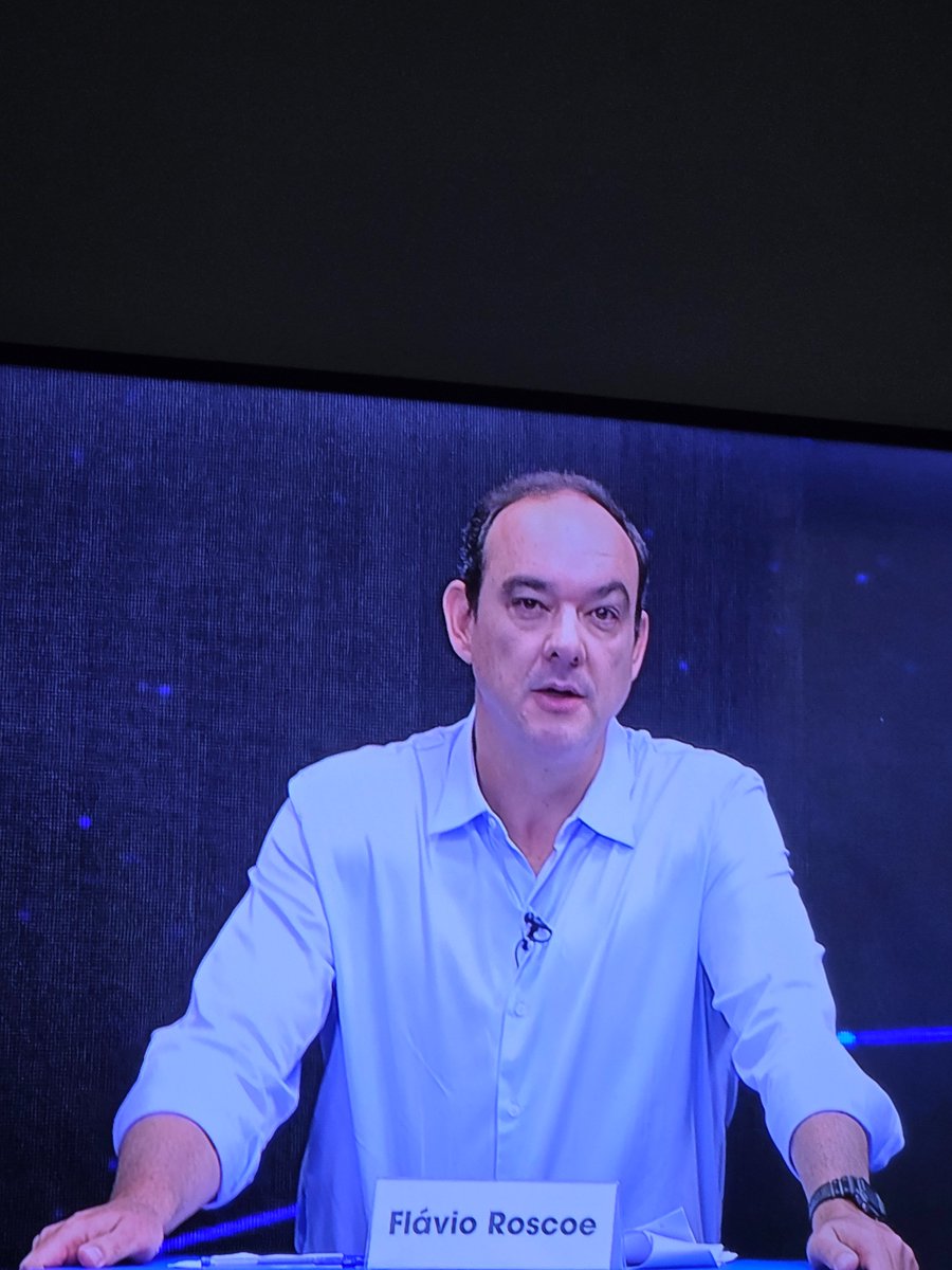 lourivalcbmn's tweet photo. Alguém precisa avisar o Flávio Roscoe que o debate já começou! O homem parece mais perdido que cego em tiroteio. Dá a impressão de que o  “software modo eleições” ainda não atualizado. https://t.co/63ByK4DGKX
