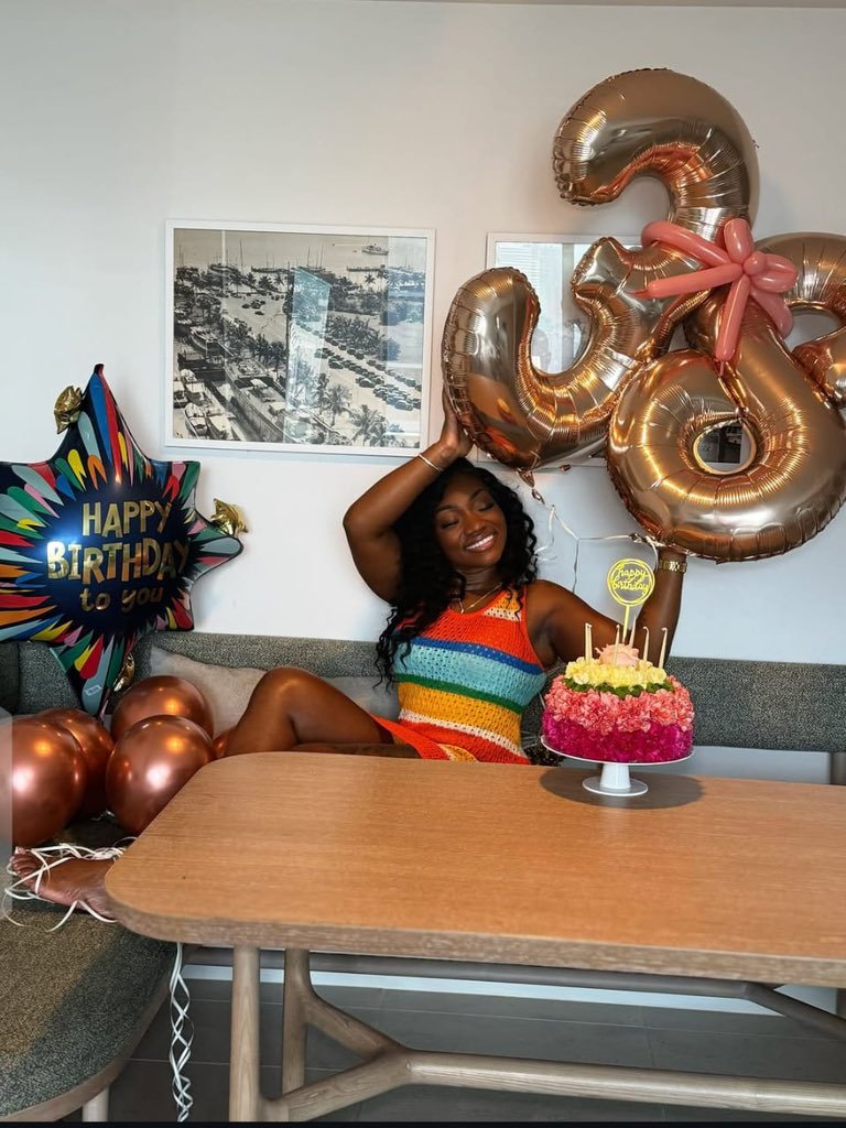 CelebMchat's tweet photo. Endless blessings on me 🥳🎈 https://t.co/7wW8qHT27D
