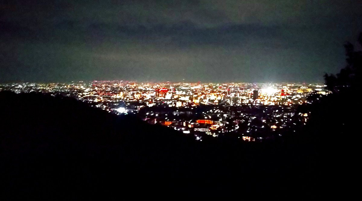 Washu_As's tweet photo. 展望台に登って街の夜景を見ました🦇
険しい山道を歩かないと辿り着けない秘境
緑いっぱいの自然と戯れながら散策するのは
冒険気分で楽しかったですლ(,,˃ᴗ˂,,ლ)
展望台が貸切状態でロマンティックでした✨ https://t.co/xvnoePD6Nj