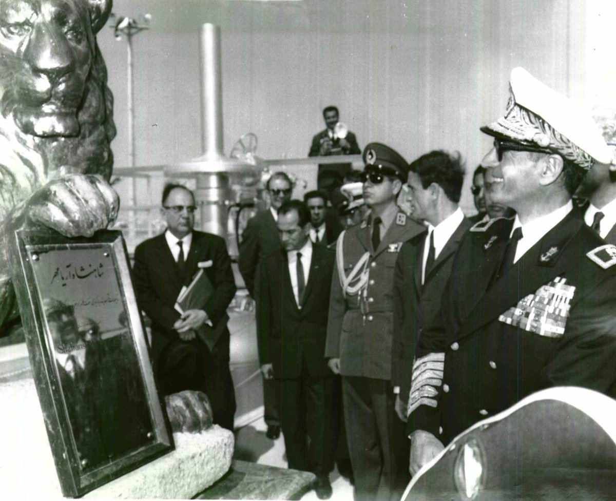 HistoryInPik's tweet photo. افتتاح تاسیسات جدید جزیره خارک، توسط اعلیحضرت شاهنشاه محمدرضا پهلوی، با حضور جهانشاه صالح. https://t.co/2lpG6wuOtU