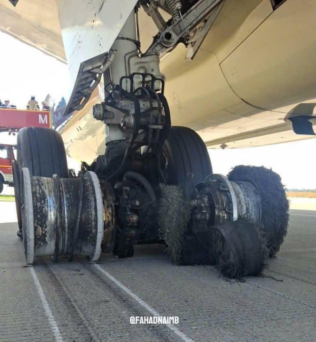 DaniellalLee's tweet photo. Here is the left main gear of Vietnam Airlines Boeing 787-9 after emergency landing in Munich https://t.co/qcaU85ASdR