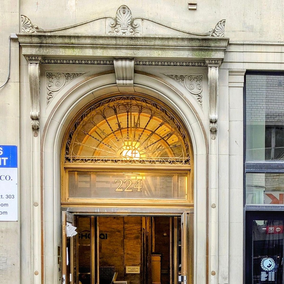 SidewalkSafari's tweet photo. Golden fanlight spotted in NYC.⁣
⁣
#NYCArchitecture #ISeeWindowsAndDoors #ThePrettyCities #IgersNYC #NYCDetails https://t.co/xPcz8e3xEi https://t.co/vENQnwBeRr