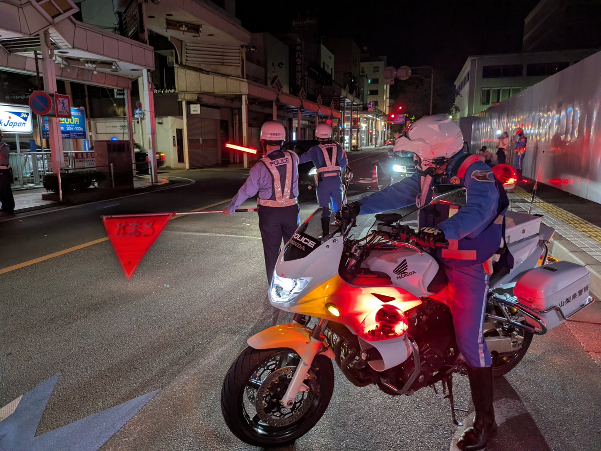 YamanashiPolice's tweet photo. 【交通指導課から】
甲府市中心街の複数箇所で大規模な検問を実施しました▶重大な交通事故に直結する飲酒運転を根絶するために山梨県警察では今後も不規則、不定期に検問を実施していきます▶悲惨な交通事故を防ぐためにみなさんのご理解とご協力をよろしくお願いします◀ https://t.co/6vx8XO5D9h