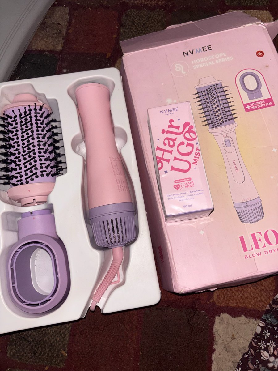 randitaran's tweet photo. haloo guys, aku mau preloved NVMEE LEO Blow Dryer 💁🏻‍♀️✨️ 
aku jual krn jarang dipake. aku bonusin NVMEE 5 in 1 Hair Mist yg bisa jd heat protection, hair perfume, dll. 290k nego dikit yaaa🫶🏻
boleh COD sekitaran menteng atas, kokas, tp maaf blm bisa oren yaa🙏🏼 #wts  #zonauangㅤ https://t.co/kFc3aLv4i4