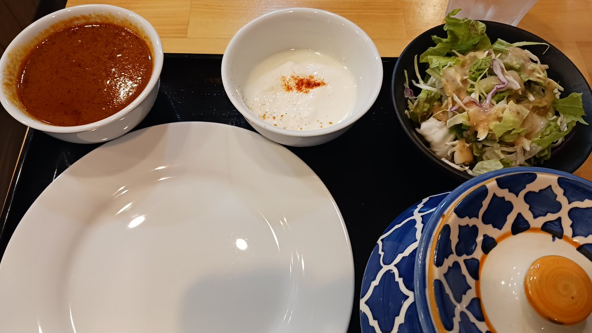livesApril01's tweet photo. おはようございます！
先日食べた「ビリヤニ」です。
初めてだったためどう食べていいのかわからず、白いお皿がメインの写真となってしまいました😅

#企業公式が食べ方がわからないランチの写真を公開する https://t.co/5gZ56gPg8N