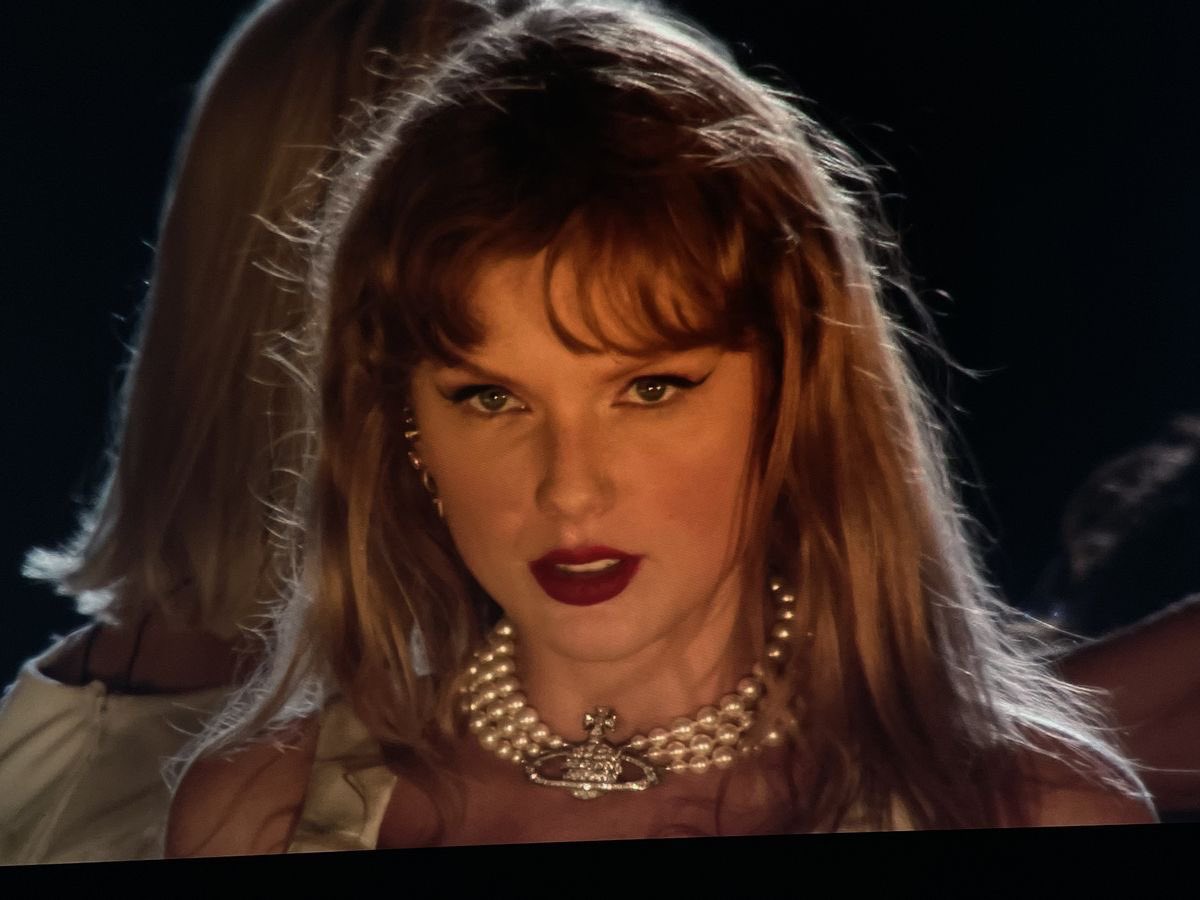 taycentered's tweet photo. i just love when she looks vampiric as hell https://t.co/8GTFWK1mQX
