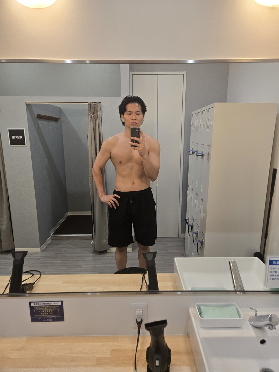 kitajimaaaaaaaa's tweet photo. 8/17
スクワット用に「踵高め・ソール固め」の靴を買ってみた。

自分みたいに股関節周りが硬めで、SQで前傾しやすいタイプにはめちゃ相性いい。

日常歩行も、少し前傾するだけで済む感じがして楽。

気付くのが遅れたけど、スクワットって靴の優先順位、超超高いな。

もっと早く試せばよかった😂 https://t.co/54LdihpkZZ