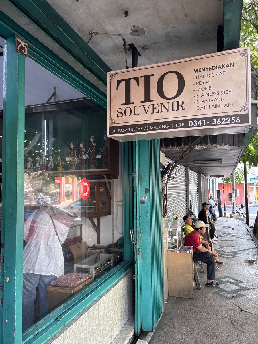nowtangerine's tweet photo. Tio Souvenir. Jualan gelang, cincin, kalung, jam style vintage dll. Pekerjanya banyak yg sudah lanjut usia, ramah dan sangat helpful banget. Harganya produknya mulai dari 8rb an. Kemaren beli cincin harga 45rb, kata si ibu dan kokohnya aman buat kena air. Markicobs! https://t.co/y5yjGY4WL7