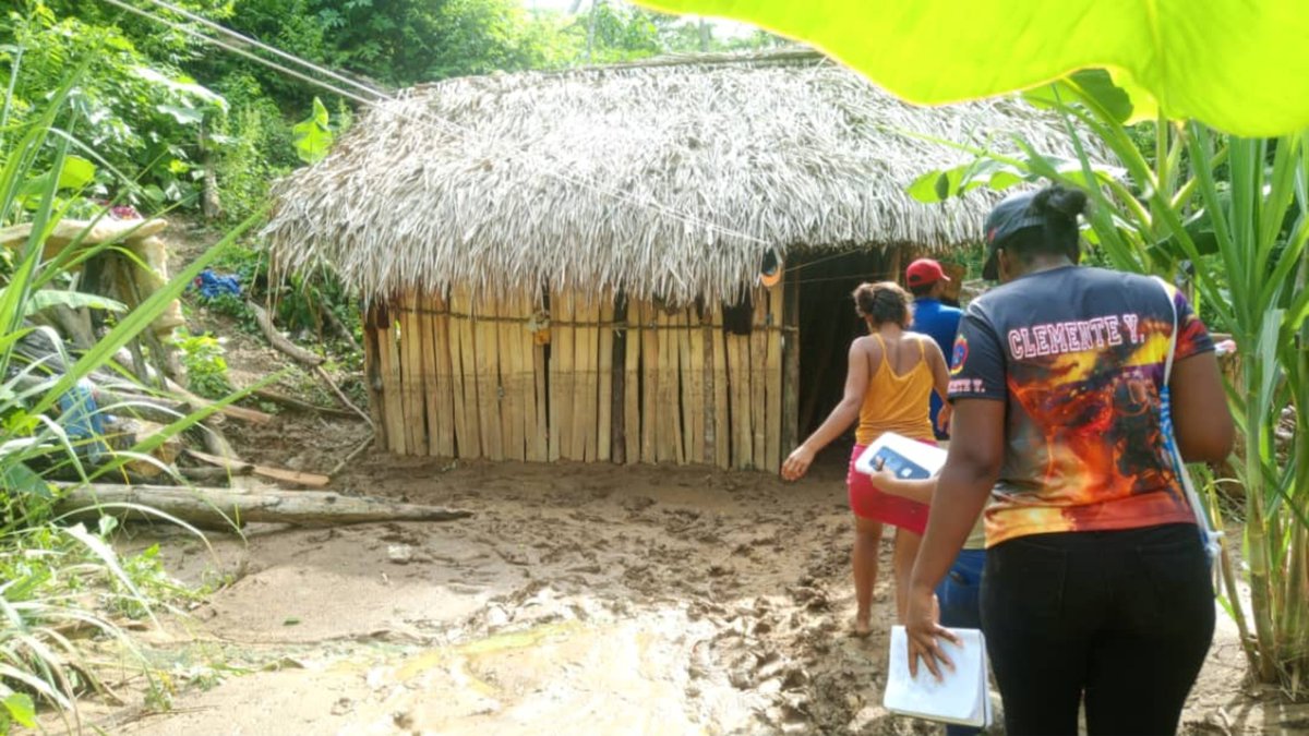 plcdelmedionews's tweet photo. #16Agos | 📌 Alcaldía de Acevedo atiende a familias adecuadas de comunidad El Oro, tras perder sus viviendas por crecida de quebrada
El alcalde José Miguel afirmó que "no dejaron solas a las familias que perdieron todo".
Vía @Noti_Barlovent0 https://t.co/TKw62Ggw8e