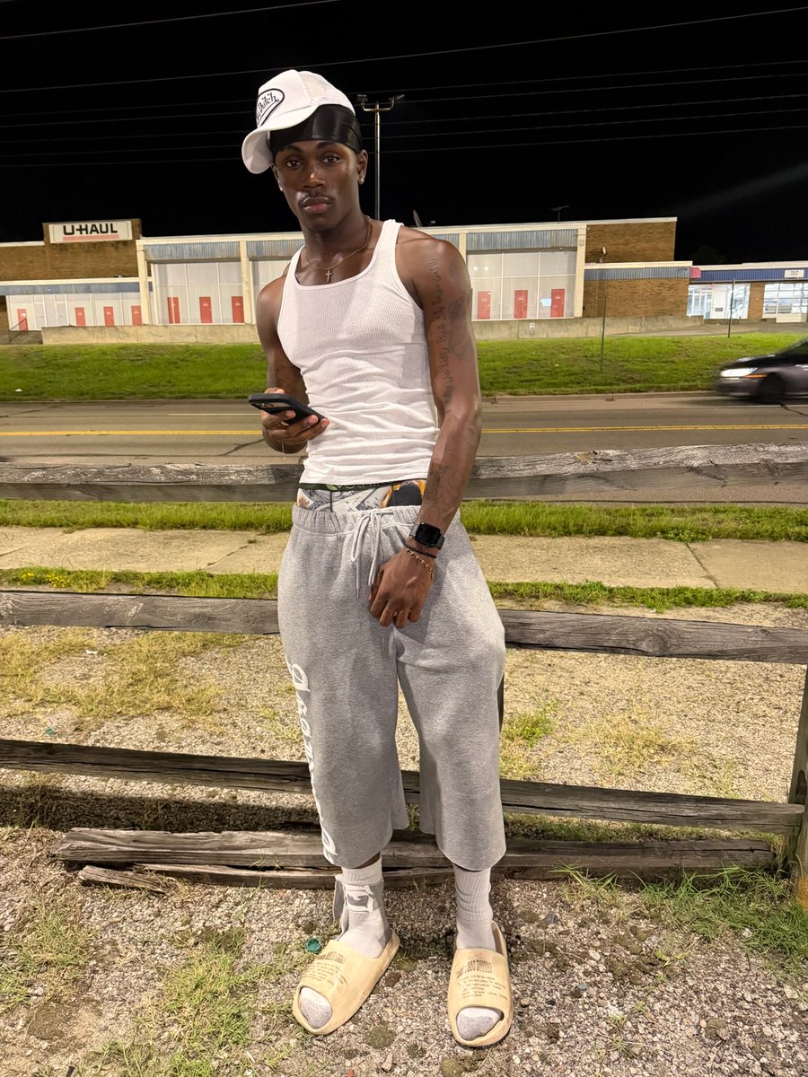 RahnLaveau's tweet photo. I be liking clothes then not buying them https://t.co/djYC6PrwYO