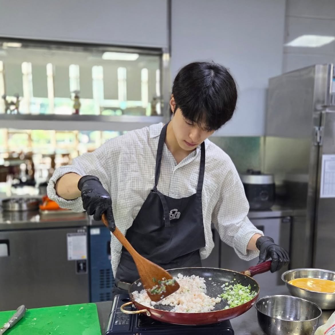 namdareum_fan's tweet photo. 열심히 요리하시는 배우님😶‍🌫️ https://t.co/CoY7emvn3t