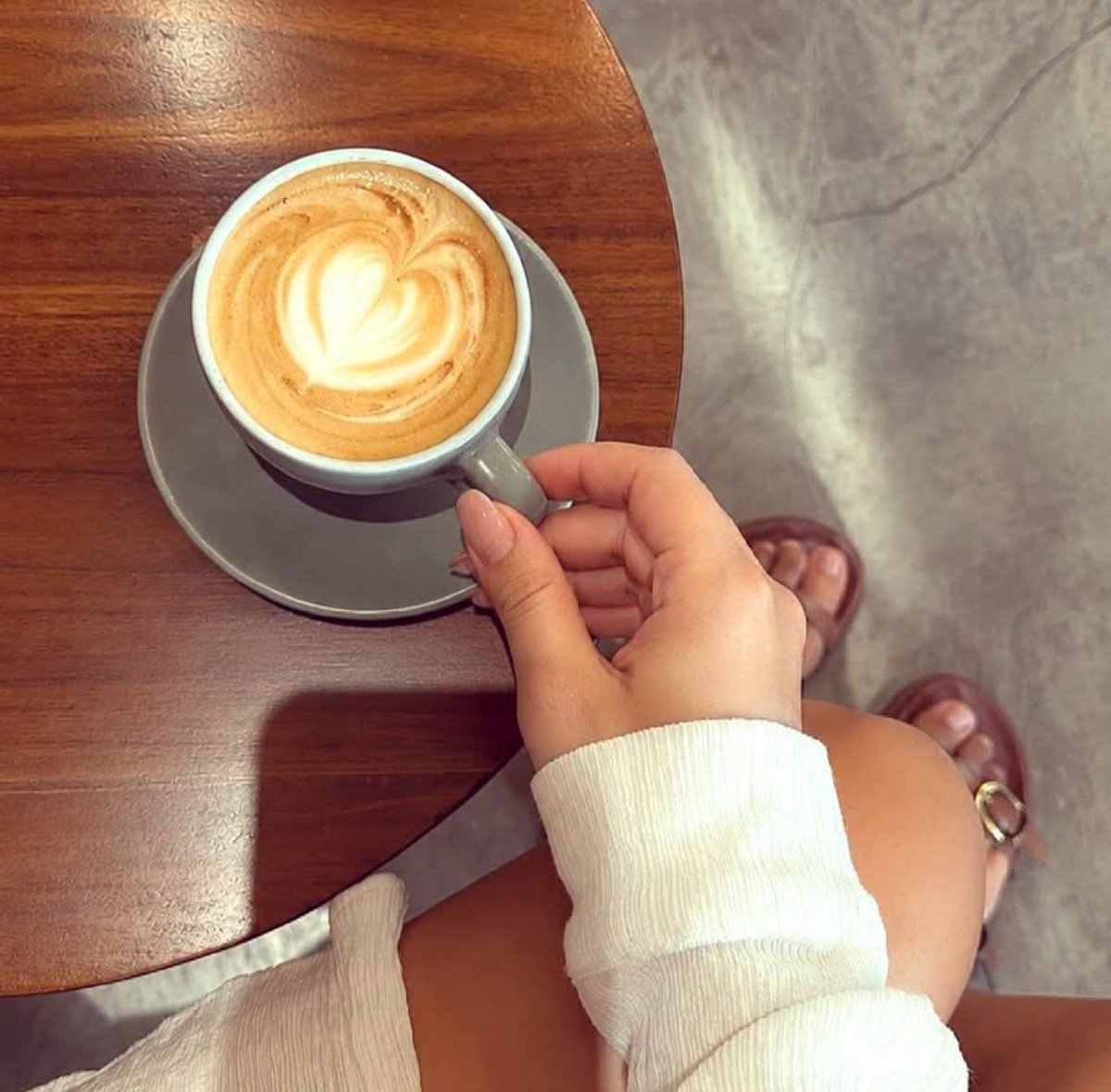 solregmed's tweet photo. Rodéate de personas que te amen en voz alta, en privado y también cuando tú no estés presente. 💎⚖️

#ReflexióndeHoy https://t.co/tif4V7ejuz
