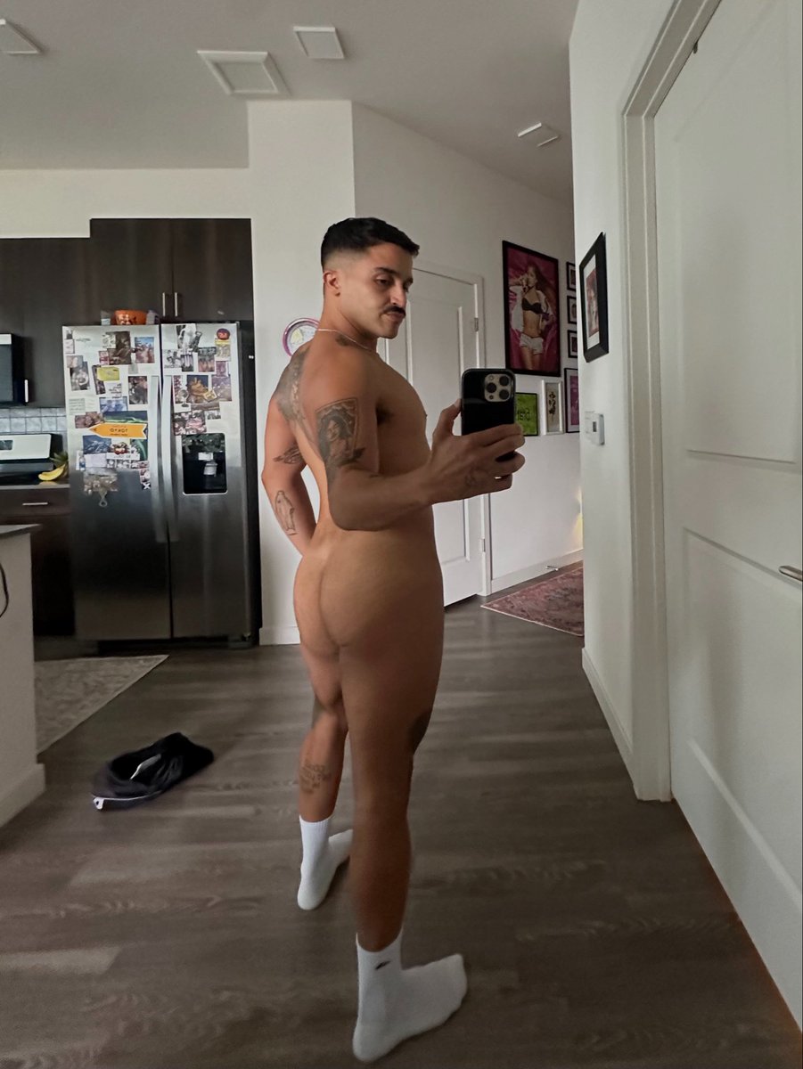 myfavebttm's tweet photo. been workin on my tan, could you tell? ❤️‍🔥❤️‍🔥 https://t.co/nWZ5Jkayy4