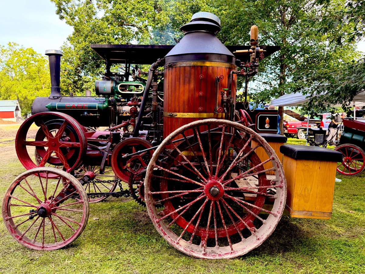 Flawwed1Art's tweet photo. We went to an antique tractor and steam show today for a little while. We just caught the tail end, but I was lucky enough to capture some good shots of some really cool old tractors. These are just a few, there were hundreds there.

#Karvan #Caravan #StarForge https://t.co/DbRl9qQdOY