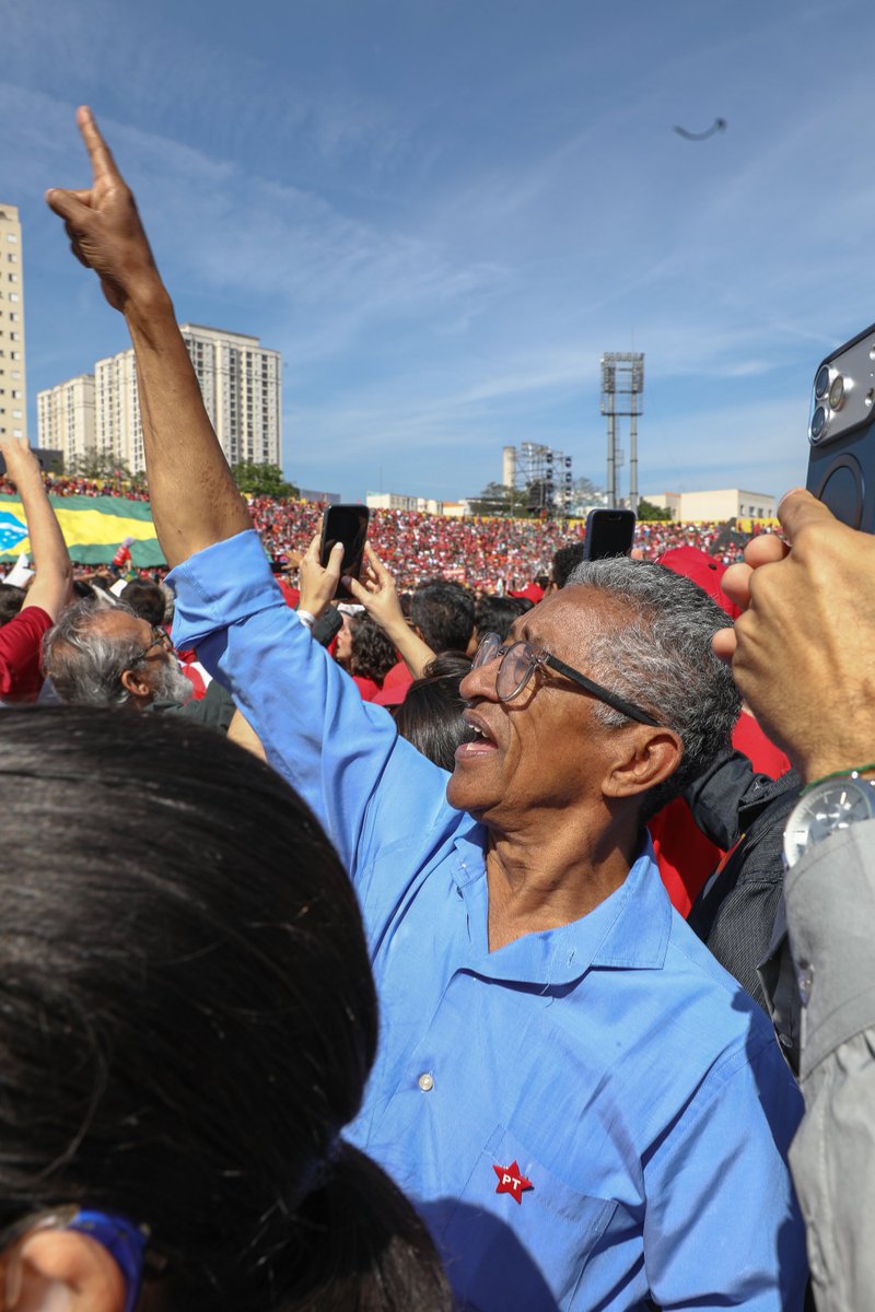 VICENTINHOPT's tweet photo. A força da nossa história está na memória e na união do nosso povo!

Hoje foi dia de reencontros, emoção e muita energia ao lado de companheiros que fazem parte da história do Partido dos Trabalhadores e da luta por um Brasil mais justo.

Relembrar momentos históricos e estar novamente juntos, fortalecendo a caminhada e a esperança de um país que avance com mais democracia, justiça social e dignidade, é motivo de muita alegria.

Seguimos firmes, com disposição para continuar lutando pelo povo brasileiro e por um futuro melhor!

Deputado Federal Vicentinho 1390.

Vamos juntos nessa caminhada!
