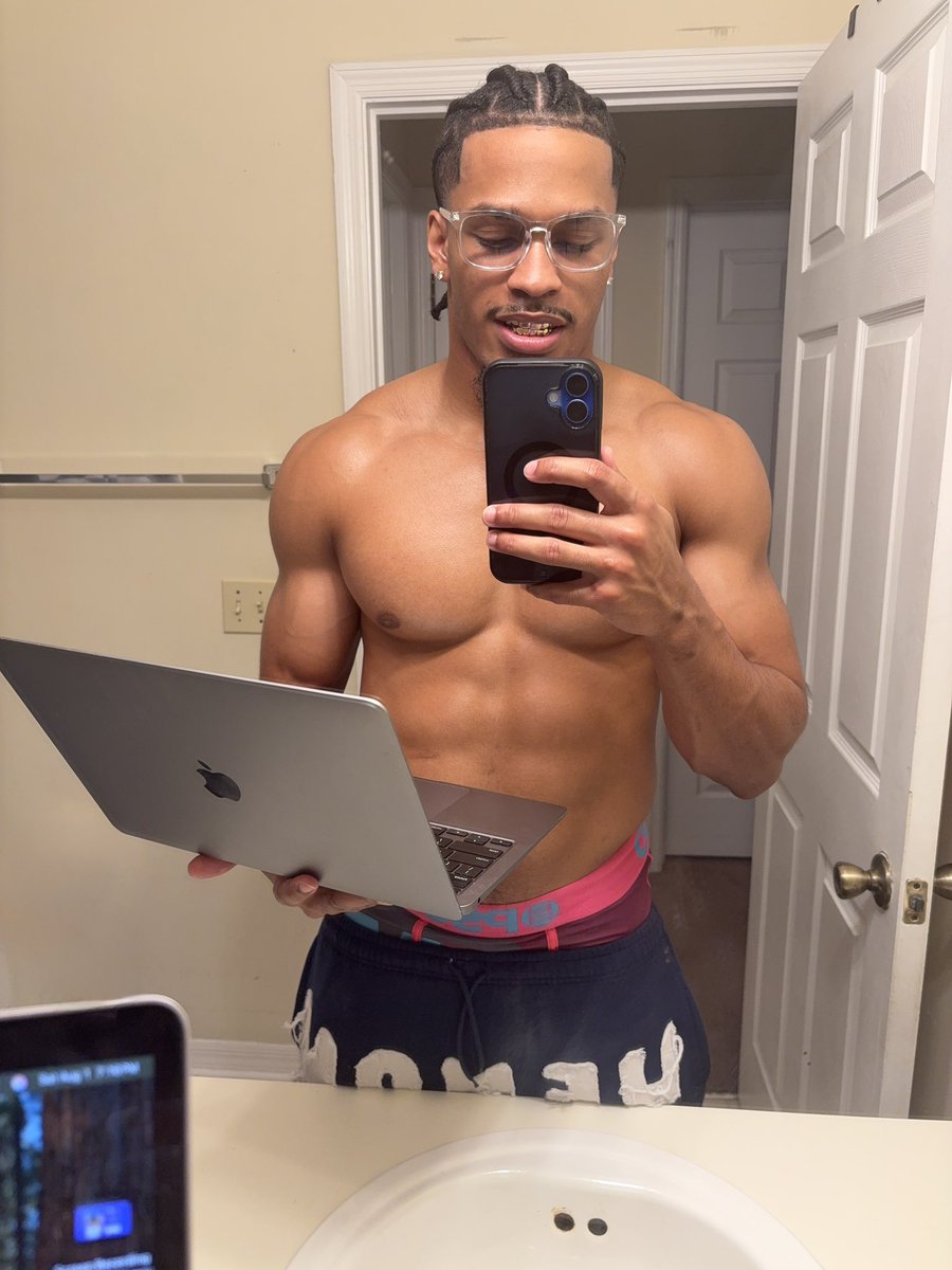 chillwitrichh's tweet photo. 3am work drafts👨🏽‍💻 https://t.co/ucLcsSEvEQ