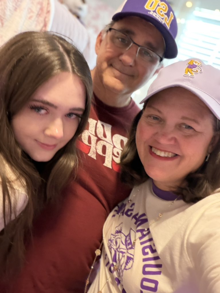 JenDeJournett's tweet photo. My #Kid3 is a #GeauxTiger
BFF, #Kid4 & I are taking a little diversion before we head home to a little emptier house but we know our girlie will change the world for the better , who will always be a friend to all & will take her skills & learn International Trade & Finance ๐ฏ https://t.co/kixCrUj1wz
