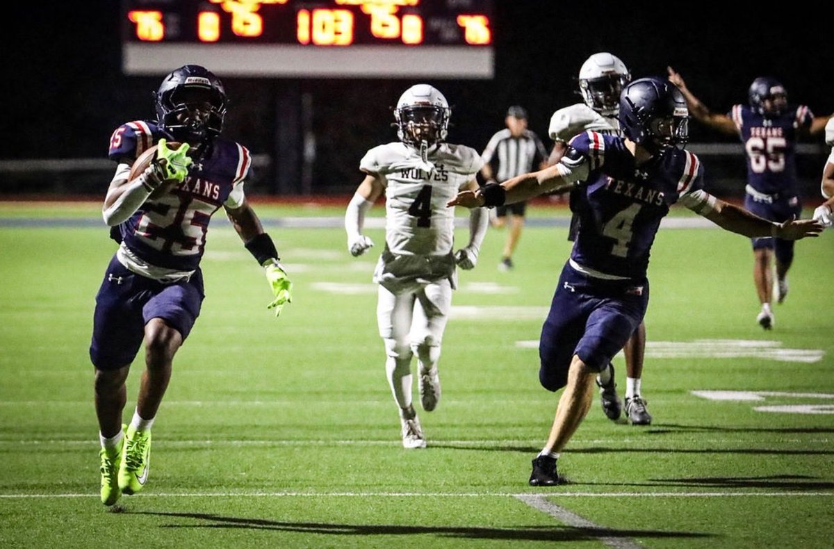 jdubwashington2's tweet photo. First varsity scrimmage against Davenport https://t.co/ooKZbBiimE