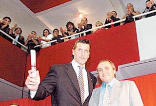 ManuClark16's tweet photo. Y ahí está, impune hace más de 20 años. Con Duca, con Comparada y con el Grupo Champagne.

Fíjense bien las boletas en las elecciones, que no se repitan los nombres de siempre. https://t.co/yApM4ZUFRJ