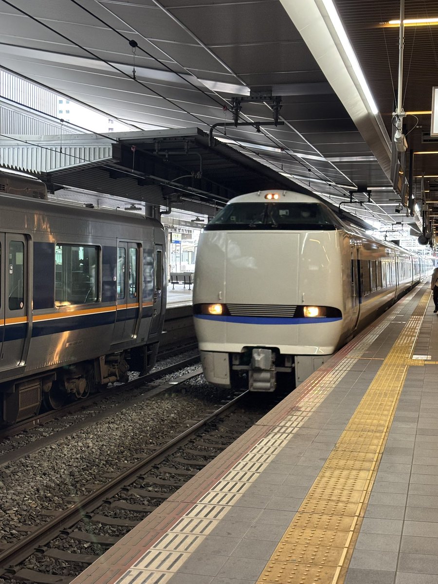 momocomputer's tweet photo. 金沢日帰り出張、行ってきます

大阪駅からサンダーバードに乗って、敦賀駅で新幹線に乗り換え、面倒じゃ

さてさて朝駅弁は、
まねき食堂さんの、名代あなご寿司

穴子は、見た目ほど柔らかくはないものの、お味は旨し
あとシャリ部分に椎茸と山椒が隠されていて、良きアクセントでしたわ https://t.co/APQx577yHK