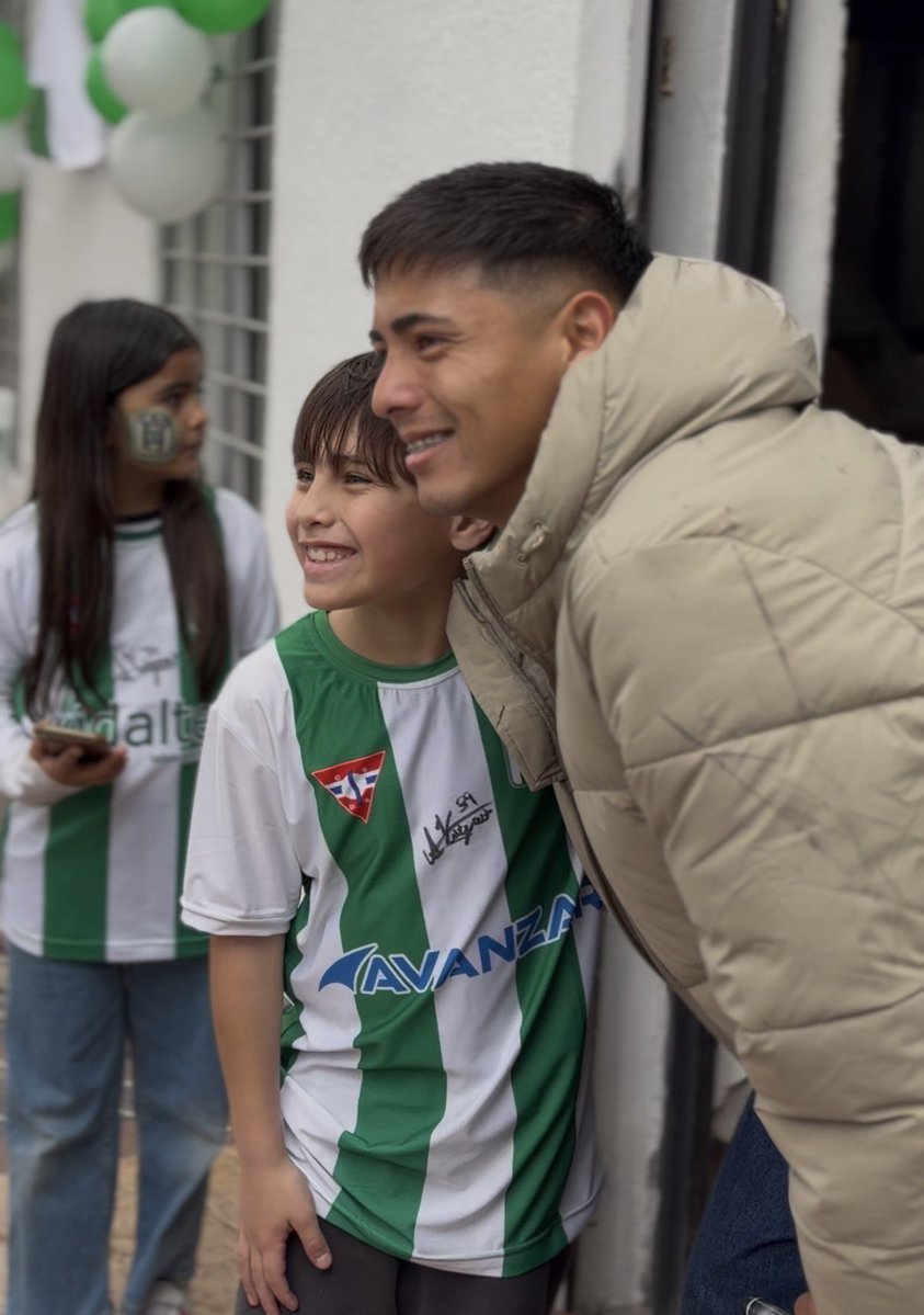 Infobus_rcm's tweet photo. El héroe de los niños, el chino Vázquez un fuera de serie dentro y fuera de la cancha.

Este tipo de gestos vale muchísimo más que cualquier gol. Muchas gracias por estar. https://t.co/KaqMWrbR5D